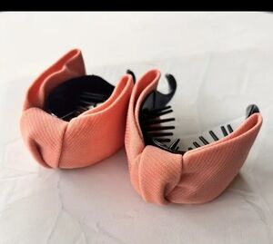 2 Hair Clips